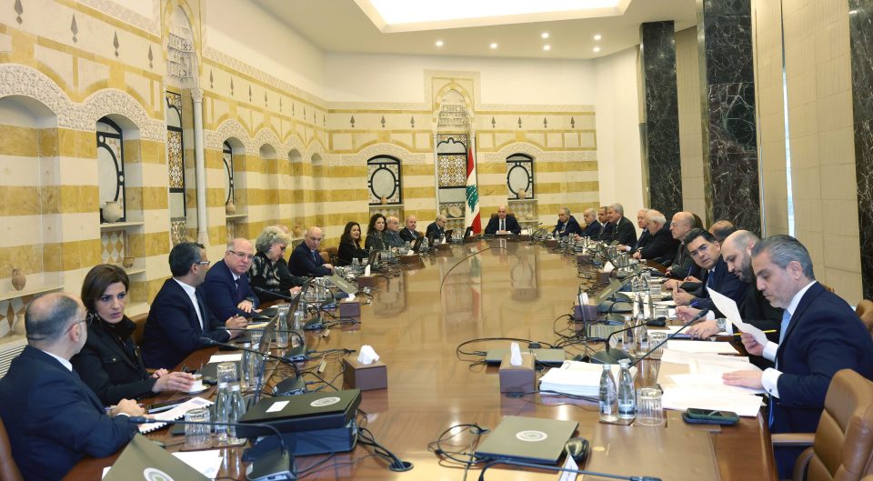 مجلس الوزراء طلب من الجيش والقوى الأمنية المباشرة فوراً بتعزيز بسط سيطرة الدولة الكاملة على محافظة بيروت وحصر السلاح فيها بالقوى الشرعية وحدها